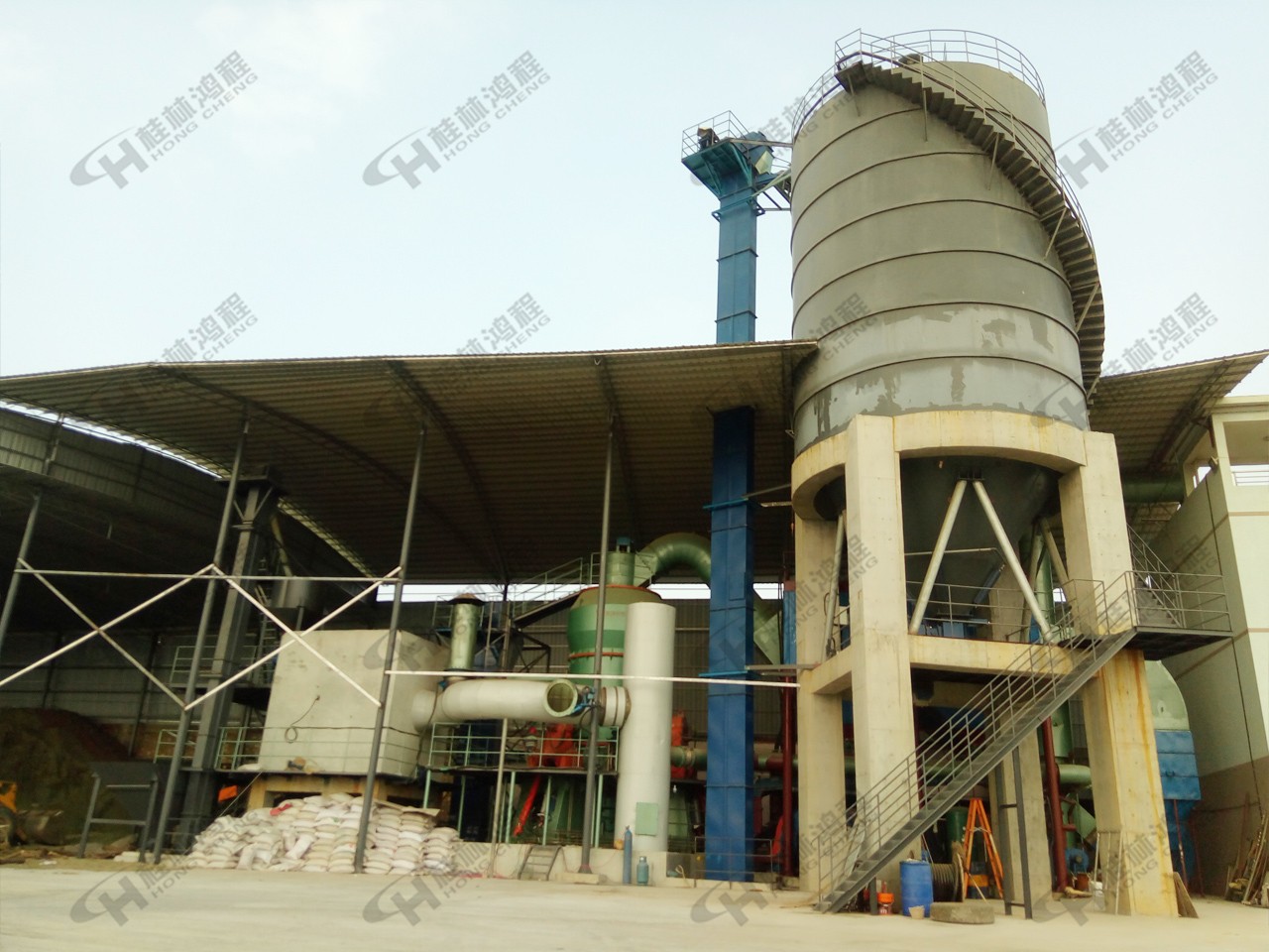 桂林鴻程HLM26煤制粉系統(tǒng)立式磨機(jī)年產(chǎn)60萬(wàn)噸多條立磨生產(chǎn)線組合 桂林鴻程HLM26礦渣立磨年產(chǎn)60萬(wàn)噸多條立磨生產(chǎn)線組合