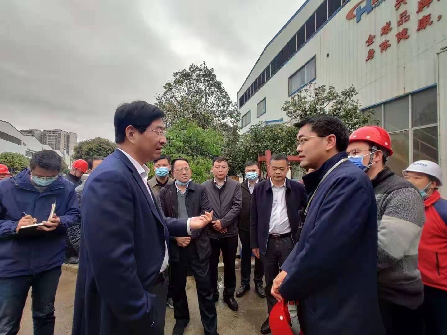 桂林市委書記周家斌書記，鐘洪常務副市長等市委市政府，區委區政府領導一行開年第一站來到廣西桂林鴻程機械廠指導慰問